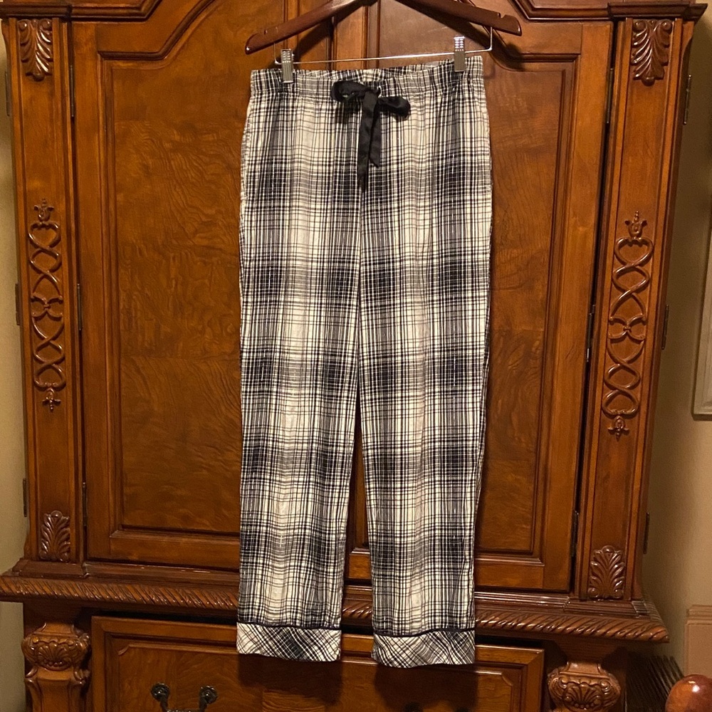 Victoria’s Secret Plaid Pajama Pants in Black and White Size Medium